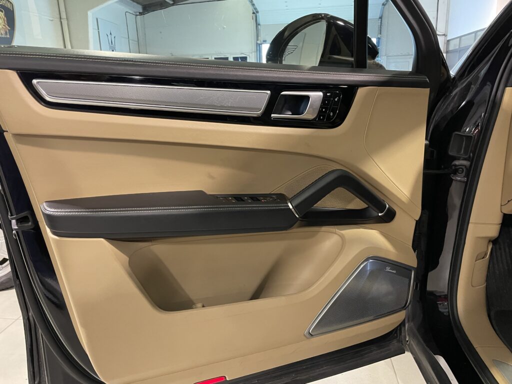 Intérieur de la portière conducteur - Porsche Cayenne S