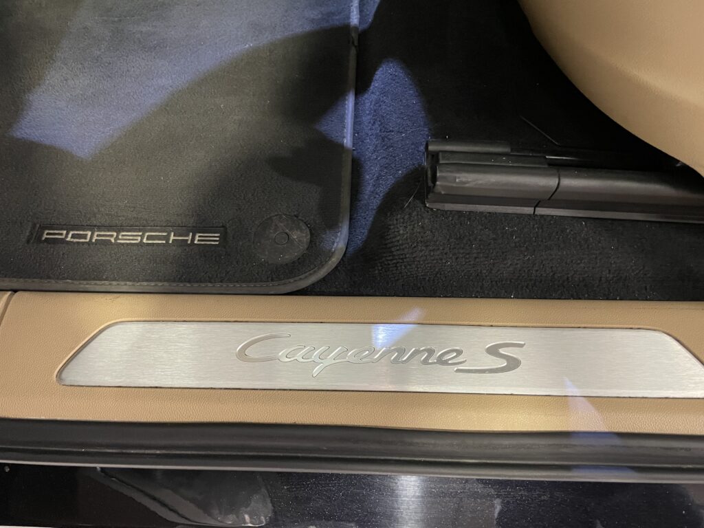 Seuil de porte signé Cayenne S