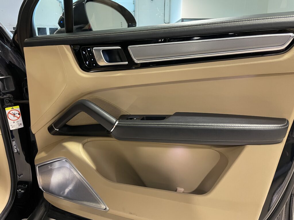 Intérieur de la portière conducteur - Porsche Cayenne S